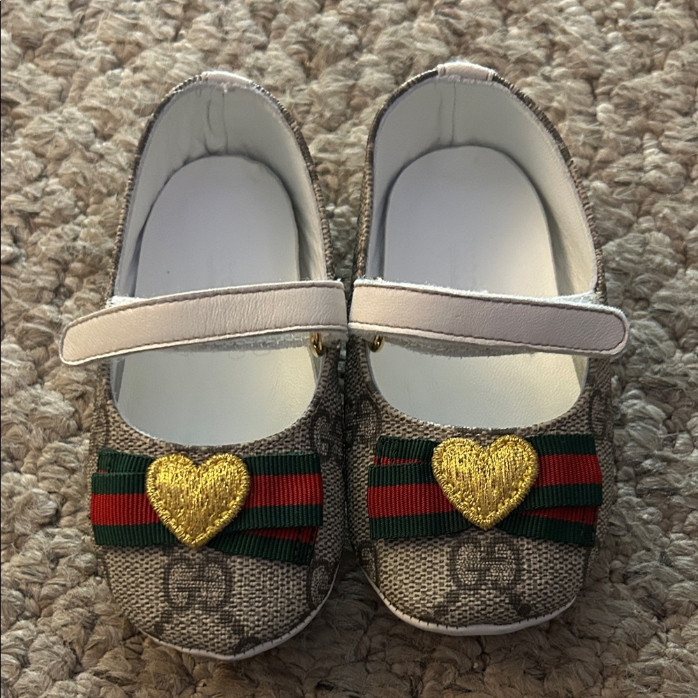 Gucci Kids Dress Shoes with Gold Heart and Green-Red Stripes